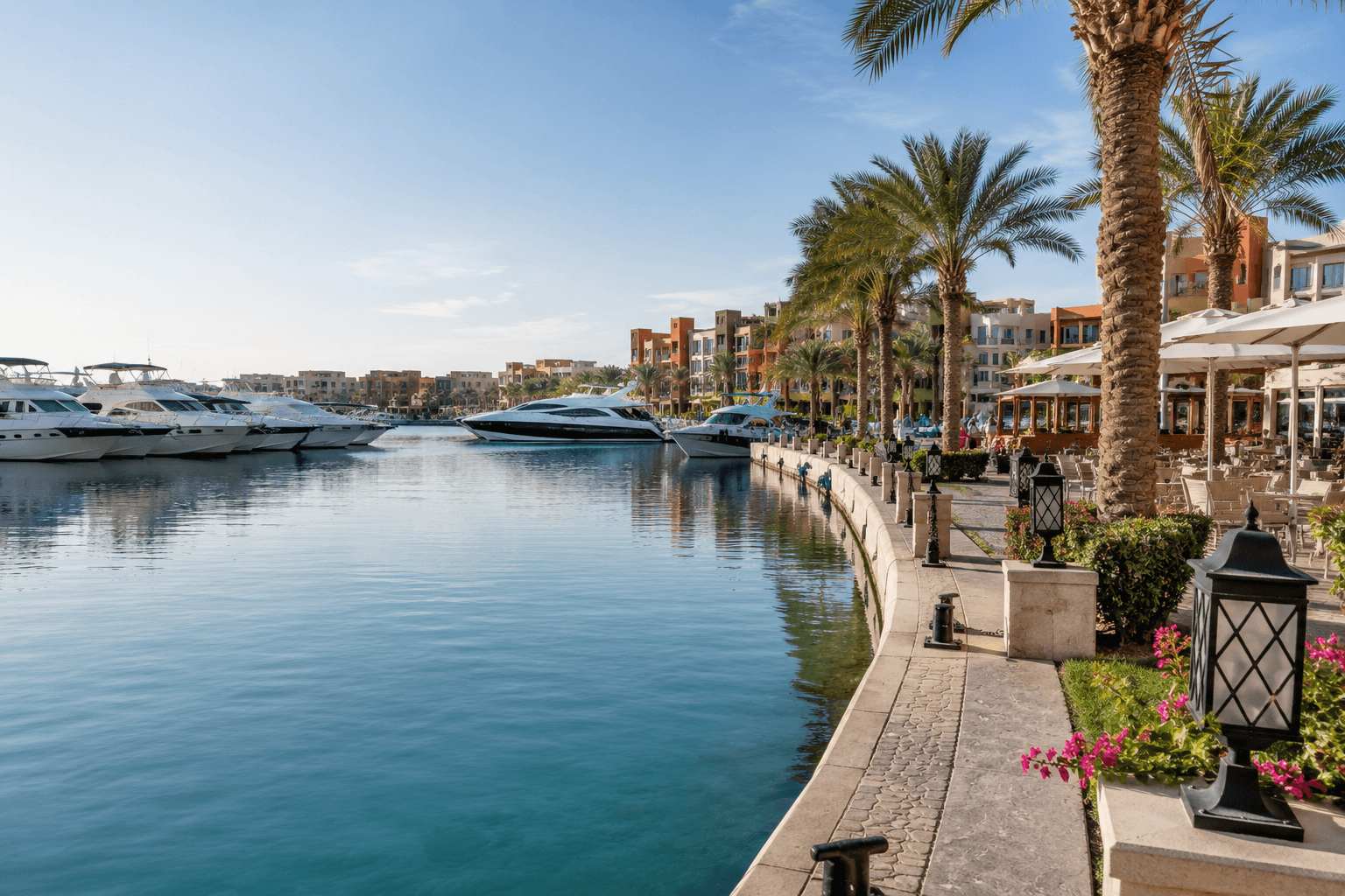 Marina mit Yachten, Restaurants und Palmen in Hurghada
