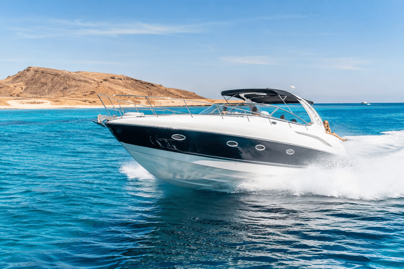 Schnelles Speedboot auf türkisblauem Wasser am Roten Meer